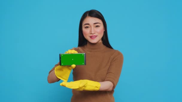 Asian Maid Holding Chroma Key Mock Smartphone Green Screen Display — Stok Video
