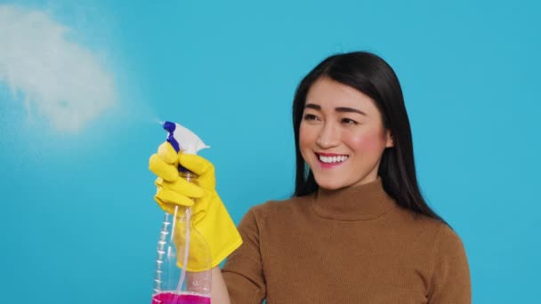 Housekeeper Wearing Yellow Rubber Gloves While Holding Spray Duster Houseclean — Stock videók