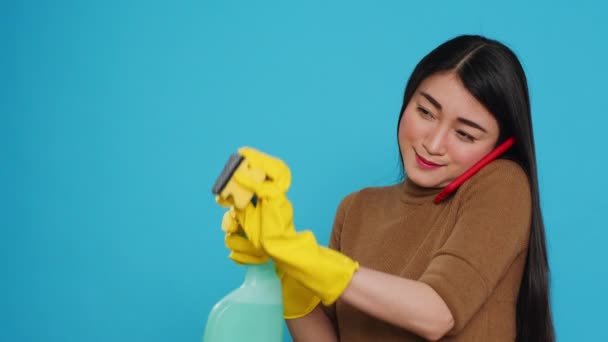 Asian Housekeeper Using Chemical Detergent Duster Clean House While Talking — Stockvideo