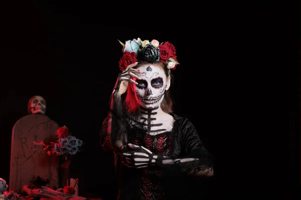 Spooky Lady Dead Flowers Headband Posing Studio Holy Santa Muerte — Stock Photo, Image
