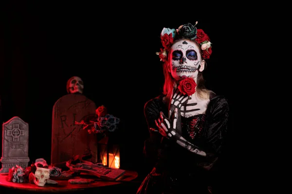 Goddess Death Holding Rose Wearing Beautiful Skull Make Body Art — Stock Photo, Image