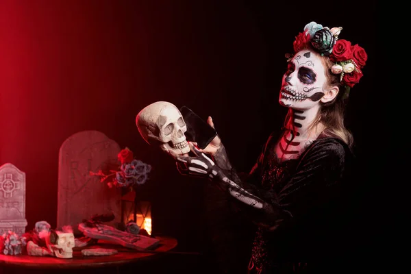Santa Muerte Model Helping Skull Smartphone Speak Call Posing Studio — Stock Photo, Image
