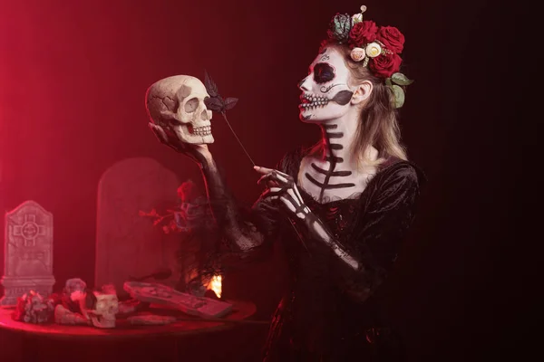 Glamour Spooky Woman Acting Creepy Skull Hand Holding Black Roses — Stock Photo, Image