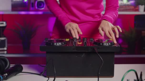 Artist Mixing Elenctronic Sound Techno Using Turntables Performing New Albun — Stock video