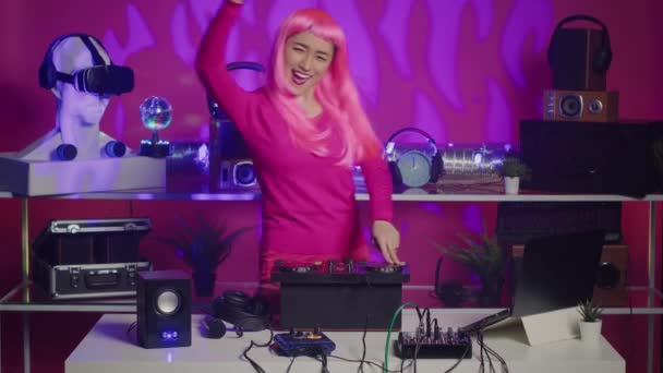 Asian Performer Dancing Interacting Fans Club Nightime Playing Electronic Remix — Video