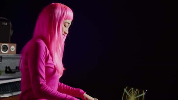 Музыкант Розовыми Волосами Микширует Усваивает Техно Звук Помощью Профессиональной Микшерной — стоковое видео