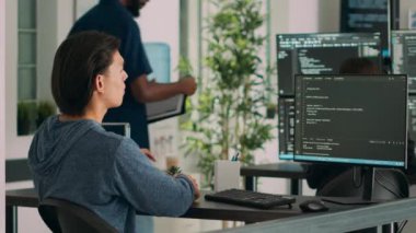 Veritabanı programcısı kaynak kod yazıyor ve bilgisayarında html betiği olan bir güvenlik sunucusu geliştiriyor. Uygulama geliştirici yazılım programı oluşturmak için klavyede yazma, büyük veri hesaplama.