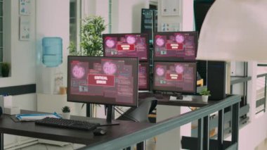 Ekranda hata mesajı gösteren birden fazla monitörlü masa, hacklenen bilgisayar sunucusu. Sistem hatası güvenliği ve hackleme uyarısı olan boş yazılım geliştirme bürosu.