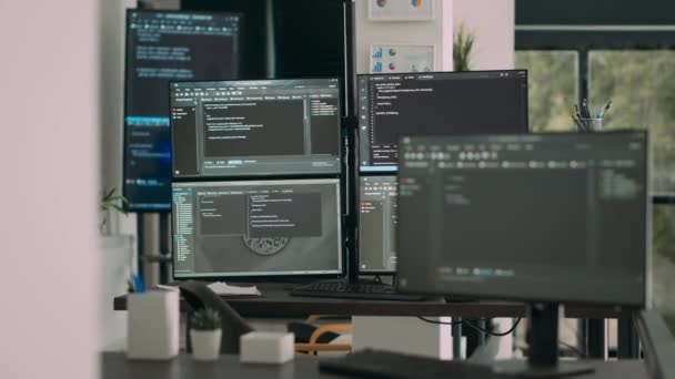 Ekrany Komputerowe Biurku Pustej Sali Danych Wyświetlające Kod Programu Algorytmy — Wideo stockowe