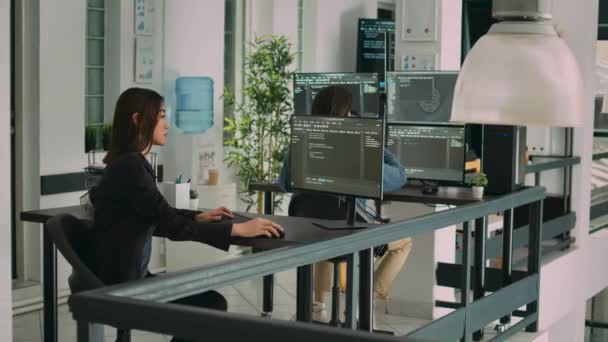 데이터베이스 개발자가 컴퓨터를 사용하여 터미널 코드를 함으로써 책상에서 새로운 인터페이스를 — 비디오