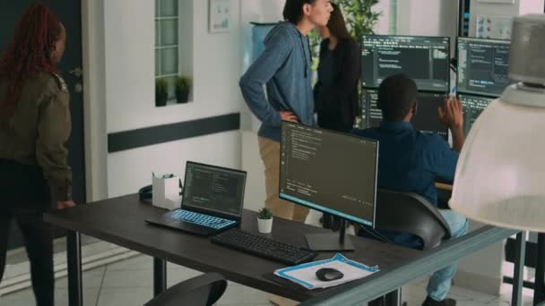 アフリカ系アメリカ人のコーダーは コンピュータを使用してコードを書き ソフトウェアコンピュータ代理店でアルゴリズムプログラムを開発する Htmlスクリプトと端末ウィンドウを利用したユーザインタフェースの開発者 — ストック動画