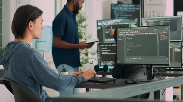 Yazılım Geliştiricisi Bilgisayarda Öğrenme Uygulaması Kodları Yazıyor Büyük Veri Ofisindeki — Stok video