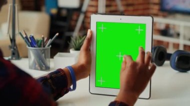 Modern tablette yeşil ekran görüntüsü kullanan kadın yönetici, aygıttaki izole model şablonunu analiz ediyor. Taşınabilir kablosuz cihazda boş krom anahtar telif alanıyla çalışmak. Kapat..