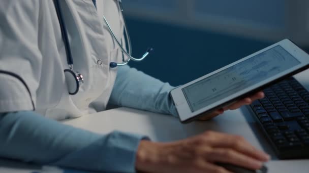 Close Médico Generalista Segurando Tablet Computador Analisando Radiografia Enquanto Trabalhava — Vídeo de Stock