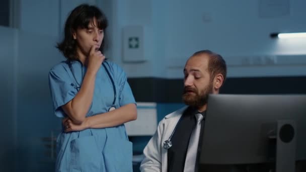 Doctor Assistant Looking Patient Medical Expertise Computer Discussing Illness Symptoms — Vídeo de Stock