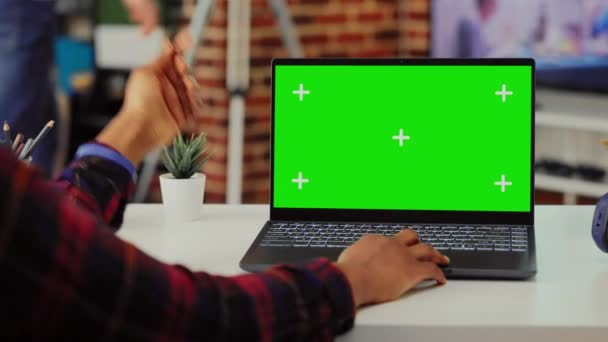 Африканский Американский Студент Анализирует Зеленый Экран Ноутбуке Столом Работает Изолированным — стоковое видео