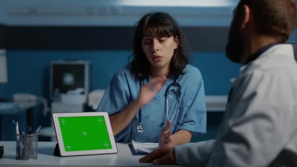 Assistente Discutindo Experiência Paciente Com Médico Analisar Computador Tablet Com — Vídeo de Stock