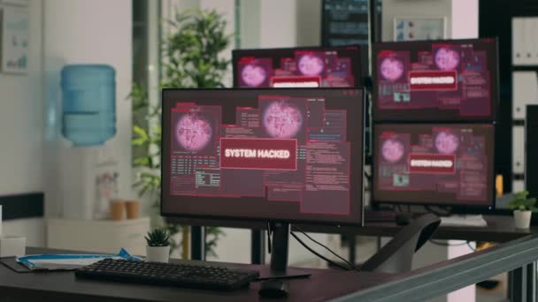 ハッキング攻撃の警告とセキュリティ違反を空の開発オフィスに表示するコンピュータ システムクラッシュ後に画面に重大なエラーメッセージが点滅し 脅威警告が表示されます — ストック動画