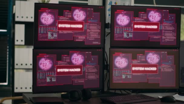 セキュリティ侵害後のハッキング警告を表示する複数のモニター エラー歪みメッセージを含むサイバー犯罪攻撃 システムクラッシュとコンピュータの誤動作を示す空のItオフィス — ストック動画