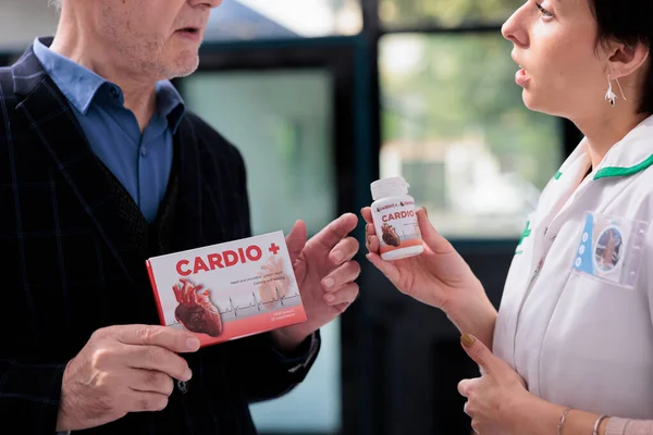 Vecchio Che Chiede Farmacista Spiegare Istruzioni Prescrizione Vitamina Cardiovascolare Nel — Foto Stock
