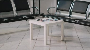 Hastane bekleme salonu koltuklarla dolu, hastalar ve sağlık personeli tarafından hastalıkları tedavi etmek için kullanılan sağlık merkezi kliniği. Tesiste bekleme salonu, check-up randevusu..