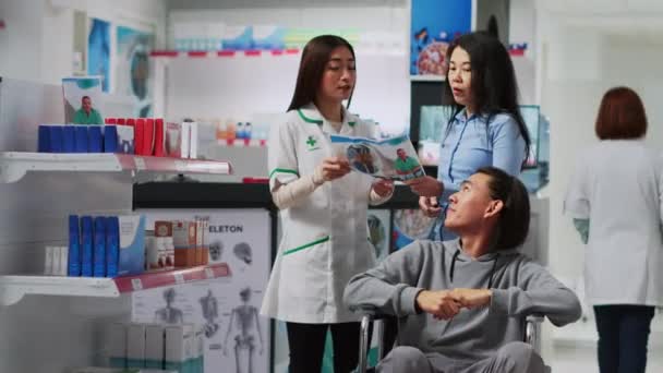 Personas Asiáticas Preguntando Farmacéuticos Sobre Medicamentos Marcando Cajas Medicamentos Suplementos — Vídeo de stock