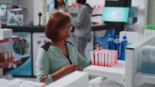 Cliente Femenino Analizando Cajas Medicamentos Cardiología Farmacia Buscando Comprar Tratamiento — Vídeo de stock