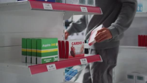 Asyalı Kadın Perakende Mağazasında Ilaç Ürünlerini Analiz Ediyor Ilaç Kutularını — Stok video