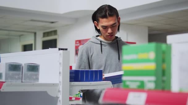 Азиатский Человек Ставит Галочки Коробках Лекарствами Аптеке Покупая Лекарства Витамины — стоковое видео