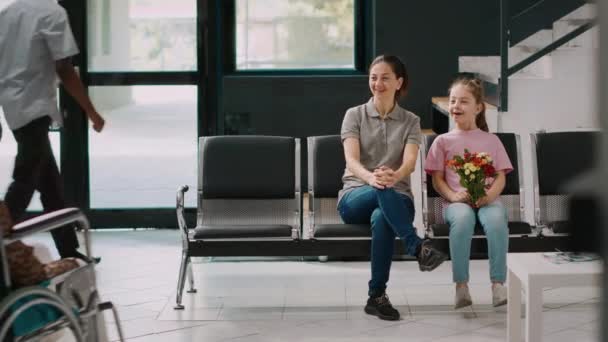 Ältere Patientin Rollstuhl Trifft Sich Mit Familie Wartezimmer Des Krankenhauses — Stockvideo