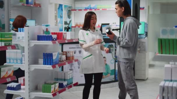 Medical Consultant Showing Bottle Pills Customer Giving Prescription Treatment Health — Vídeos de Stock