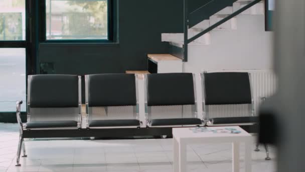 Modern Sağlık Kliniğindeki Hastane Bekleme Alanı Boş Resepsiyon Lobisi Sandalye — Stok video