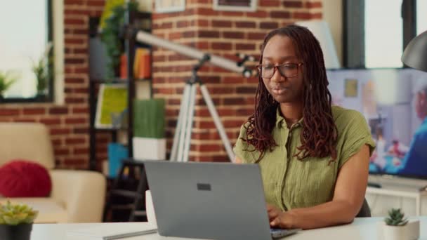 Chica Afroamericana Utilizando Ordenador Portátil Haciendo Trabajo Remoto Casa Trabajando — Vídeo de stock