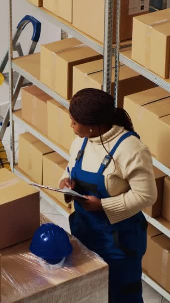 Vídeo Vertical Empleados Afroamericanos Que Trabajan Inventario Logística Mirando Lista — Vídeos de Stock
