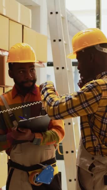 Vídeo Vertical Duas Pessoas Trabalhando Estoque Estoque Armazém Falando Telefone — Vídeo de Stock