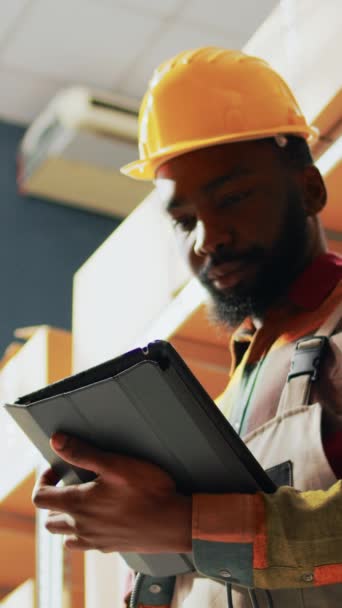 Vídeo Vertical Hombre Afroamericano Mirando Tableta Trastero Trabajando Distribución Stock — Vídeos de Stock
