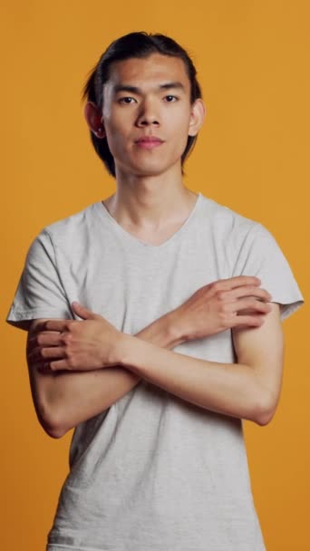 Dikey Video Stüdyoda Sıradan Asyalı Bir Adam Poz Veriyor Genç — Stok video