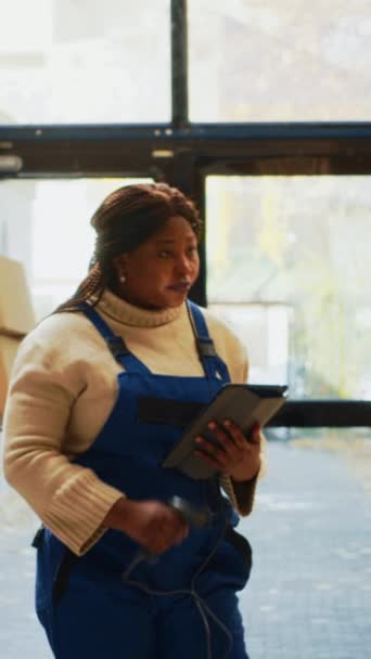 Vídeo Vertical Mujer Afroamericana Escaneando Códigos Barras Cajas Trabajando Con — Vídeo de stock