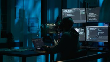 Yazılım mühendisi gece geç saatlerde esniyor ve yorgun hissediyor, yapay zekayla bulut hesaplaması üzerinde çalışıyor. Kodlayıcı uykuya dalıyor ve işte yoruluyor, programlama kodu.