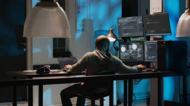 Uygulama geliştirici programlama kaynak kodu ve bilişim bürosundaki başarıyı kutladı. Değer veren ve kodlama başarısından keyif alan, uygulama geliştirme dili ile çalışan.