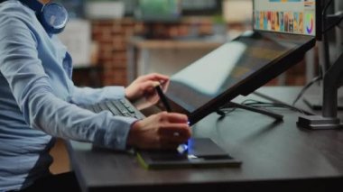 Grafik tablet ve stylus 'ta editör olarak çalışan Asyalı kadın, multimedya üretimi için renk değerlendirmesini düzeltmek için fotoğraf düzenleme yazılımı kullanıyor. Medya tasarımı geliştiren yaratıcı sanatçı. Kapat..