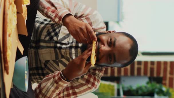 Függőleges Videó Afro Amerikai Férfi Eszik Szelet Pizzát Otthon Harapós — Stock videók