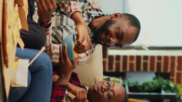 Video Vertical Cuplu Afro American Uită Televizor Mănâncă Chipsuri Simțindu — Videoclip de stoc