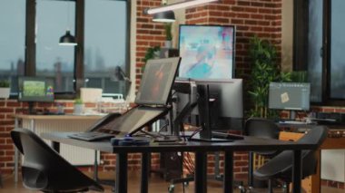 Profesyonel içerik üzerinde çalışacak birden fazla monitörü olan yaratıcı ajans modern ofisi, sergilenen oyun yazılımlarını gösteriyor. Bilgisayarlarda bilgi arayüzü çalıştıran boş programlama stüdyosu.