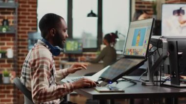 Genç profesyonel rötuş editörü, yazılımın rötuşlarını yapıyor, tablet ve stil kalemle çalışıyor. Renk derecelendirme ile rötuş çalışması yapan sanatçı editörü, fotoğrafçılık becerilerine sahip.