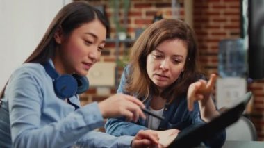 Sanatsal becerileri olan çeşitli editörler dijital kurgu yazılımı kullanarak resimleri rötuşluyor, multimedya içeriği üzerinde çalışıyorlar. Grafik tabletle resim düzenleyen sanatçılar takımı, yapım evi..