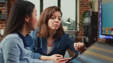 Kadın içerik yaratıcıları, yazılım ve stil kalemiyle profesyonel görüntüleri düzenliyor, multimedya içeriği üzerinde çalışıyorlar. Çeşitli grafik sanatçıları tablet ve dokunmatik ekran kullanarak fotoğraf işliyor.