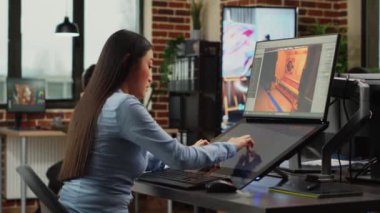 Dokunmatik ekranı kullanarak profesyonel içerik yaratmak için yapım bölümünde çalışan Asyalı oyun geliştiricisi. Profesyonel yazılım üzerine 3 boyutlu sahneler ve grafikler geliştirme uzmanı.