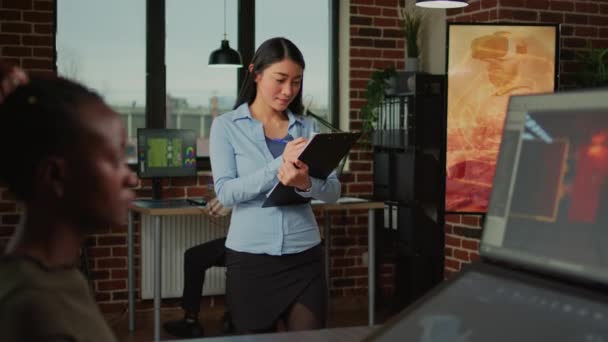 Счастливая Азиатка Делает Заметки Бумагах Офисе Креативного Агентства Работает Над — стоковое видео