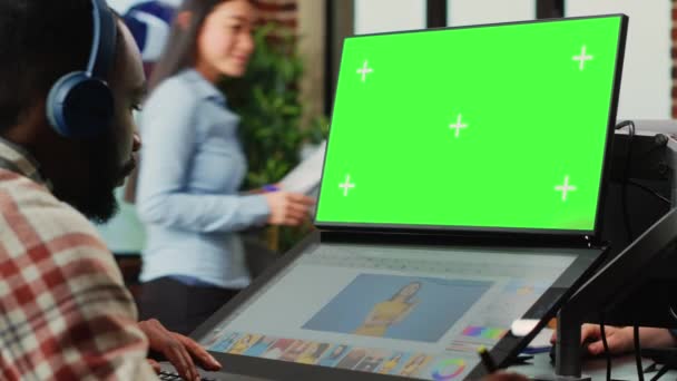 Yeşil Ekran Rötuş Yazılımıyla Çalışan Erkek Çalışan Bilgisayardaki Izole Model — Stok video